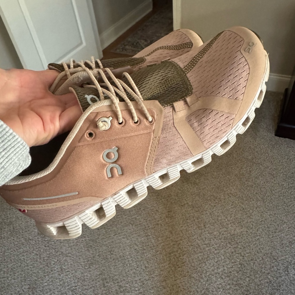 On cloud pink/army green 6.5 women’s sneakers